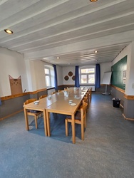 Großer Saal: 8 Tische, 30 Stühle, Flipchart, Leinwand